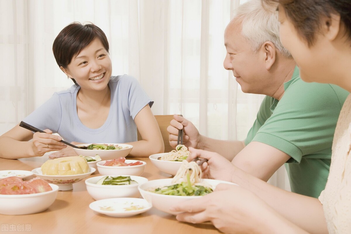 吃饭老咬到腮帮子和舌头，别以为只是小问题，有可能是这3种疾病