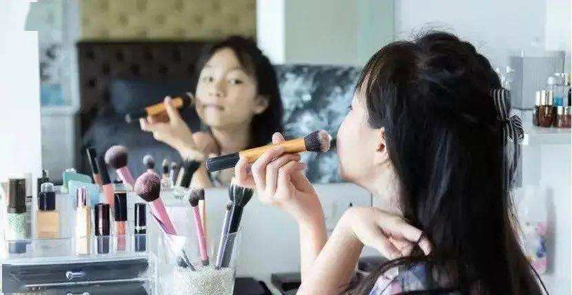 爸爸一动不动配合女儿为其化妆，妆后效果令人笑喷，网友：真喜感