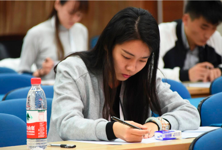 又一“双一流”高校招聘辅导员，年薪不低于18万，还有“编制”拿