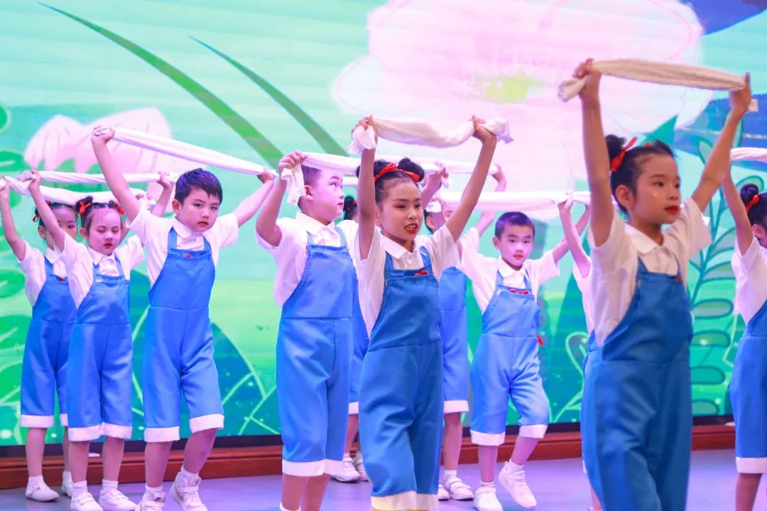 天府新区华阳实验小学举行“童星耀五月·艺术绽花开”群舞比赛