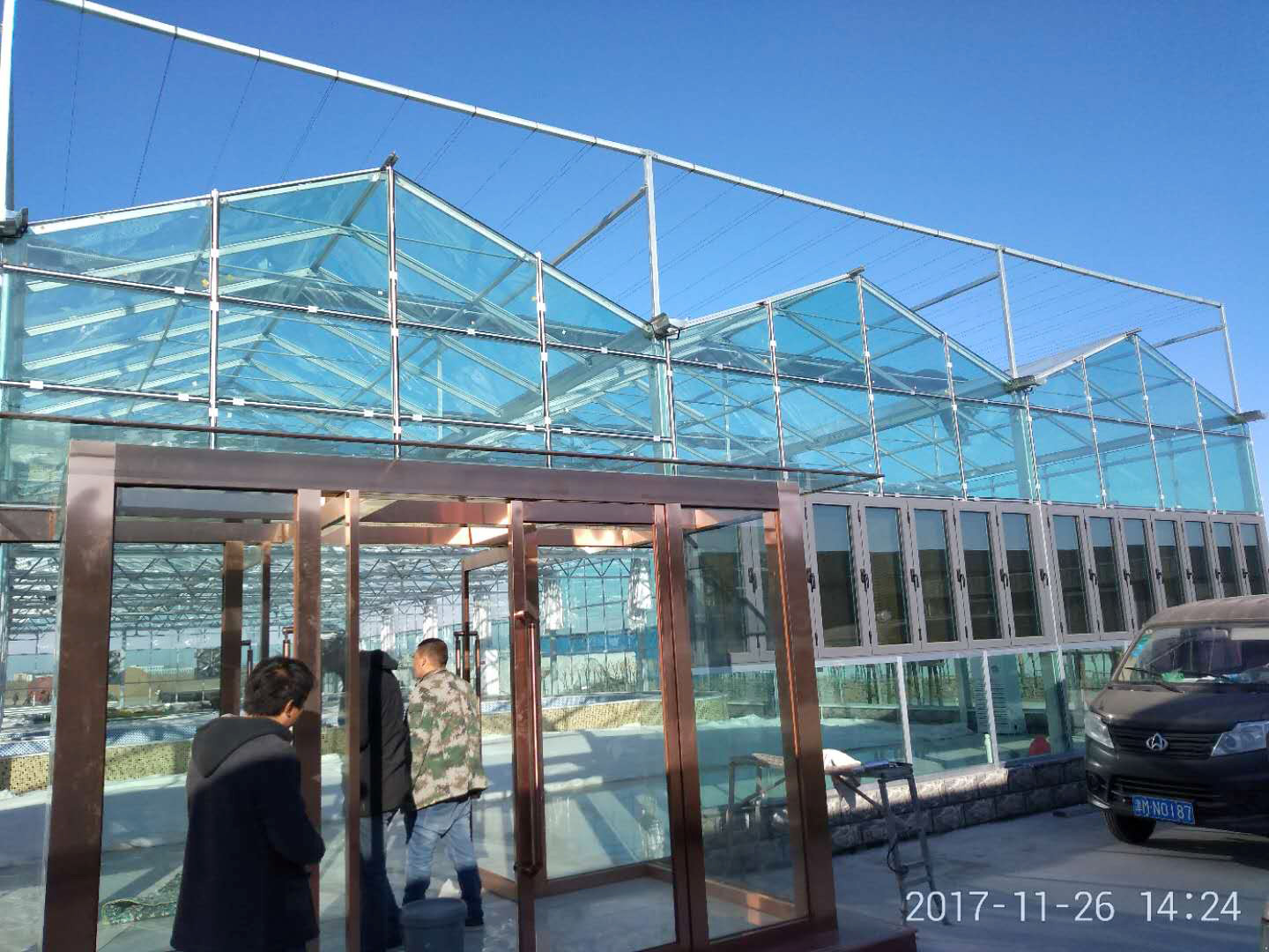 全玻璃温室大棚顶部铝型材和四周铝型材安装以及造价