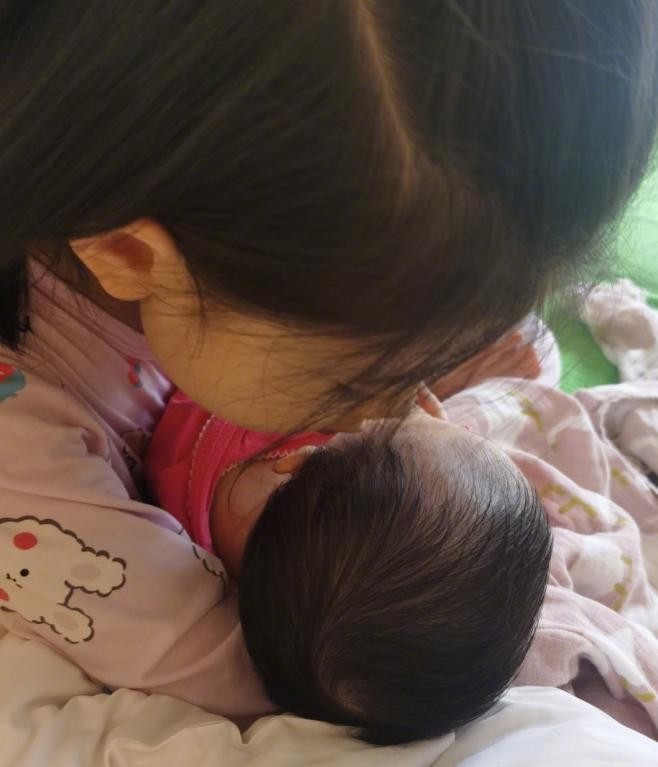 世界小姐张梓琳小女儿模样曝光，精致五官像混血，与姐姐​似​双胞胎