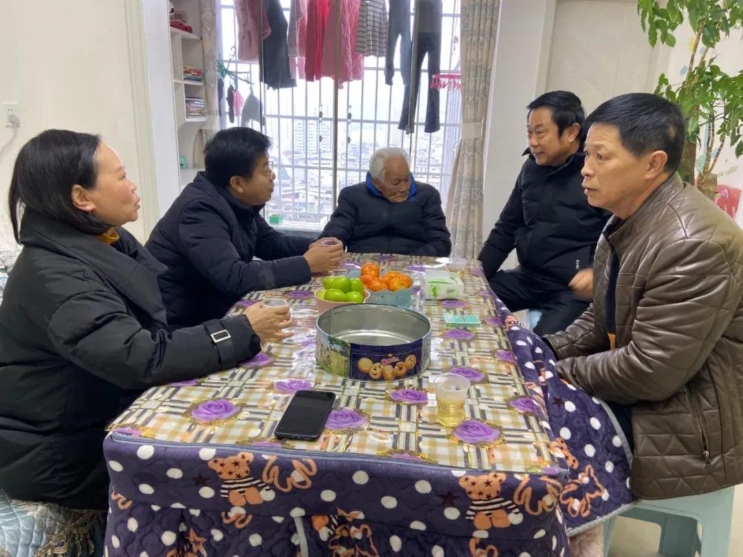 湄潭县委常委、宣传部长、统战部长刘行慰问百岁抗战老兵夏禹声