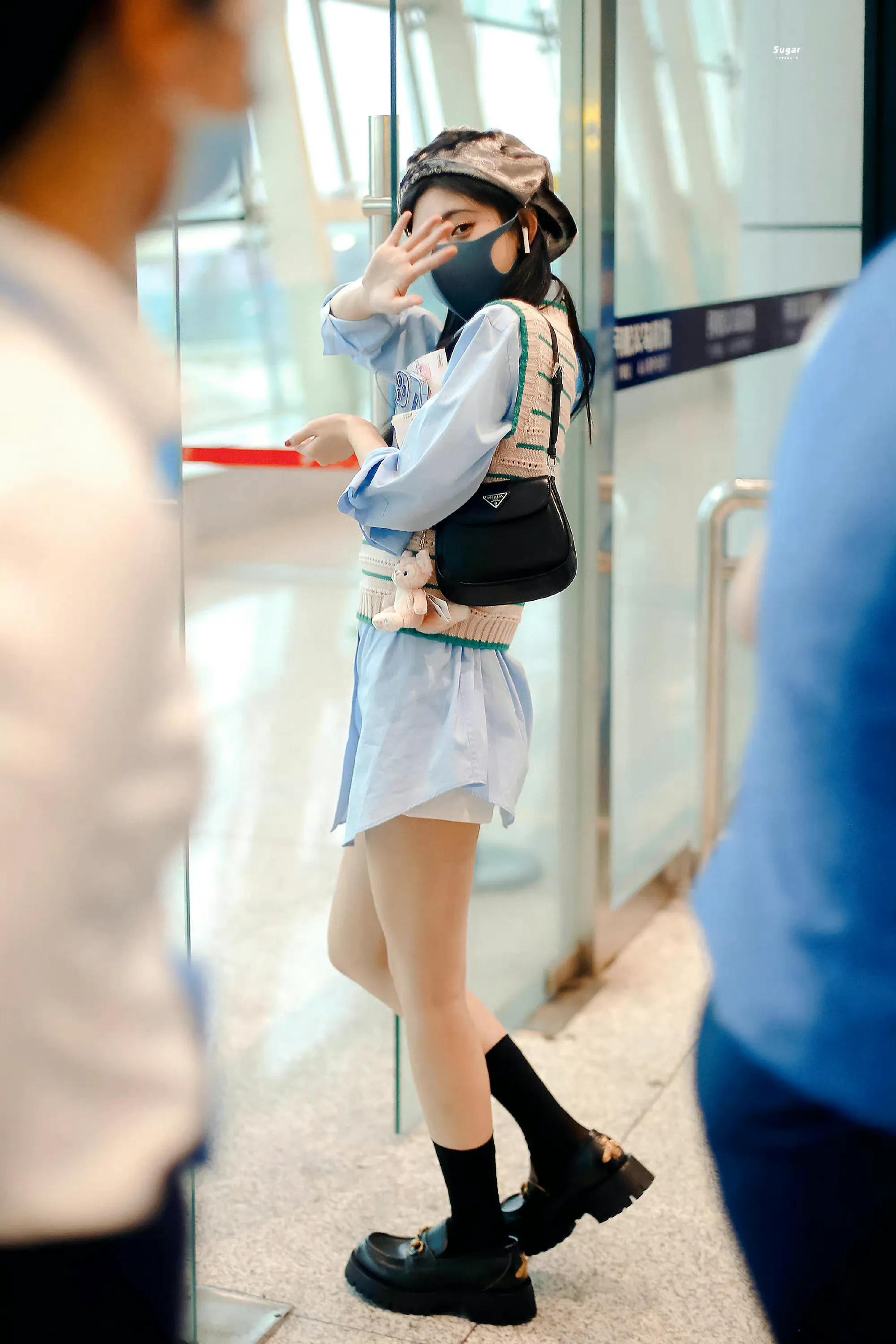 鞠婧祎机场照｜隔着口罩也能看见笑盈盈的脸