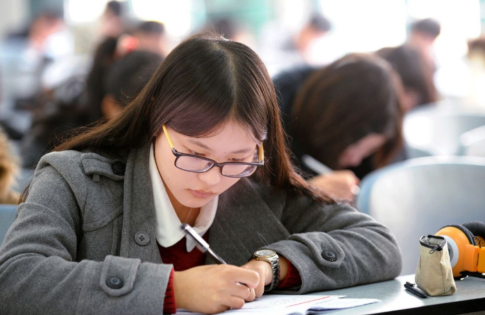 期末的大学课堂上，学生们积极举手“抢学分”，网友直呼太真实