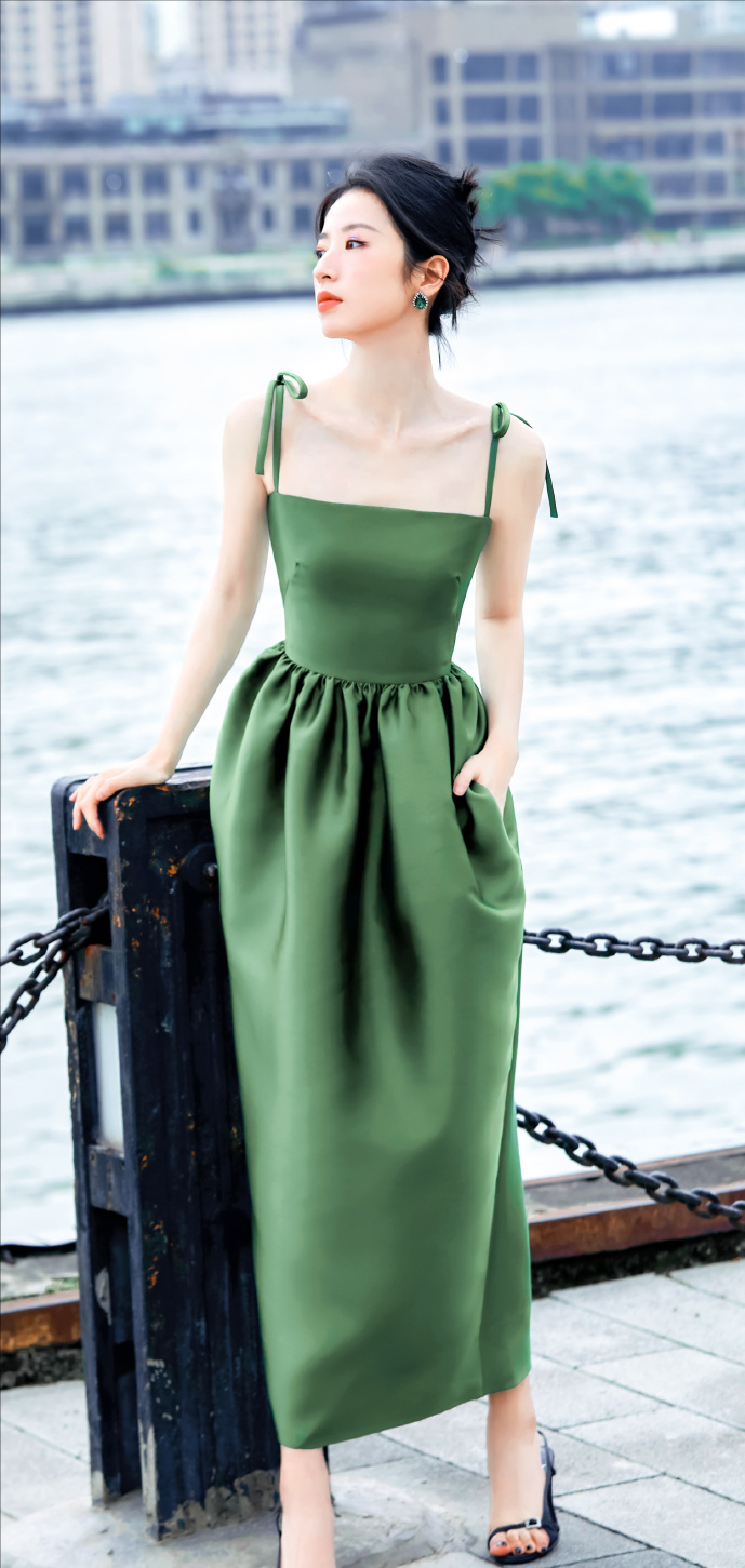 周雨彤状态好到爆！绝美穿搭好看又养眼，黑色紧身裤秀出漫画腿