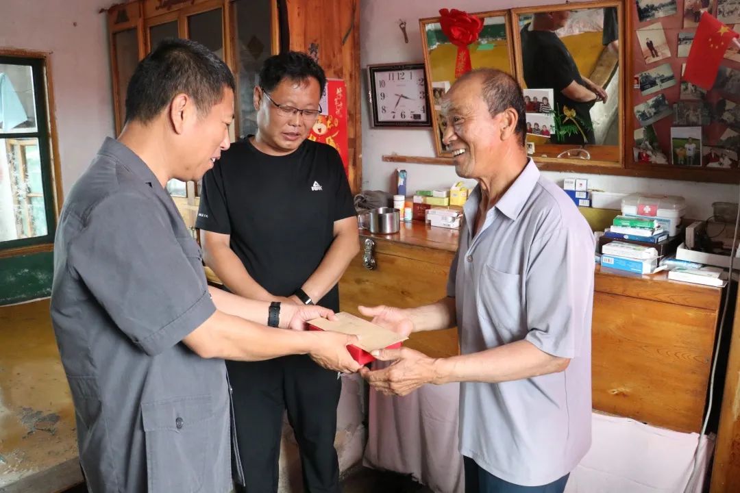 辉南县人民法院走访慰问“光荣在党50年”老党员