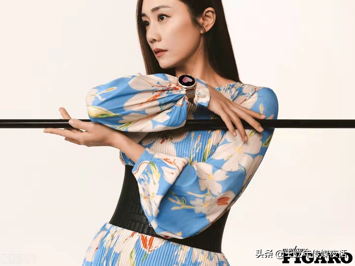 郑钧刘芸走机场，大秀夫妻情深