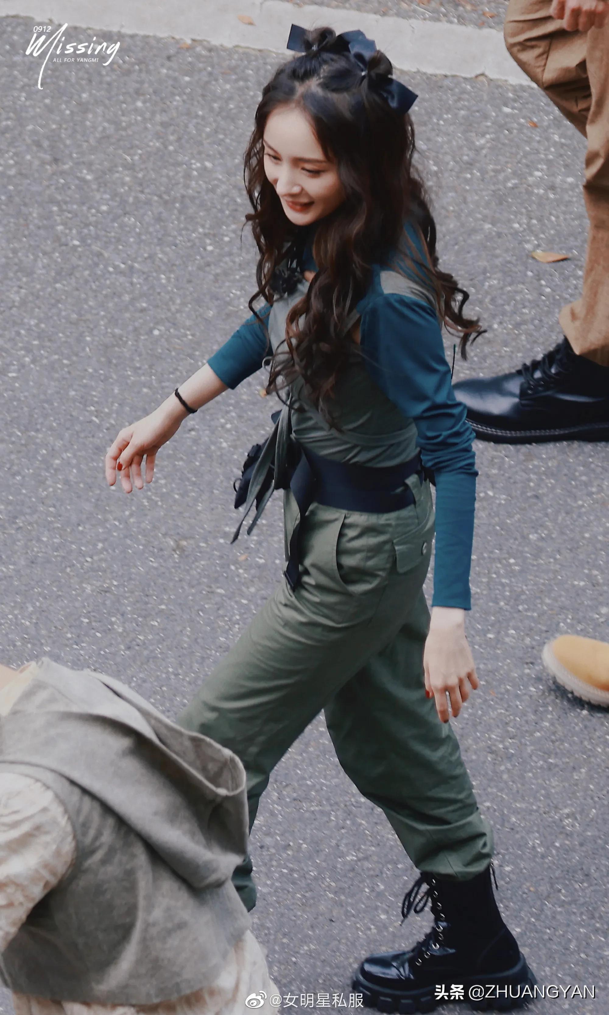 杨幂密室大逃脱的路透照公开，长得美身材辣，走起工装风又甜又酷