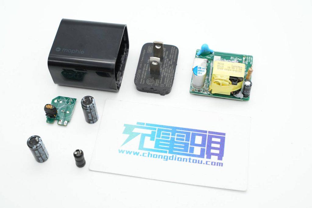 拆一款苹果官方合作品牌30W PD快充充电器，顶配iPhone 13全速充电