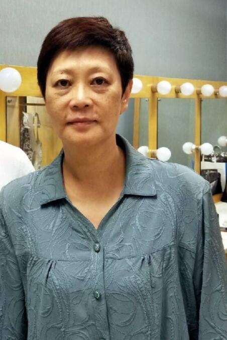 杨蕾和戴志诚离婚18年了,他们的生活相差太大