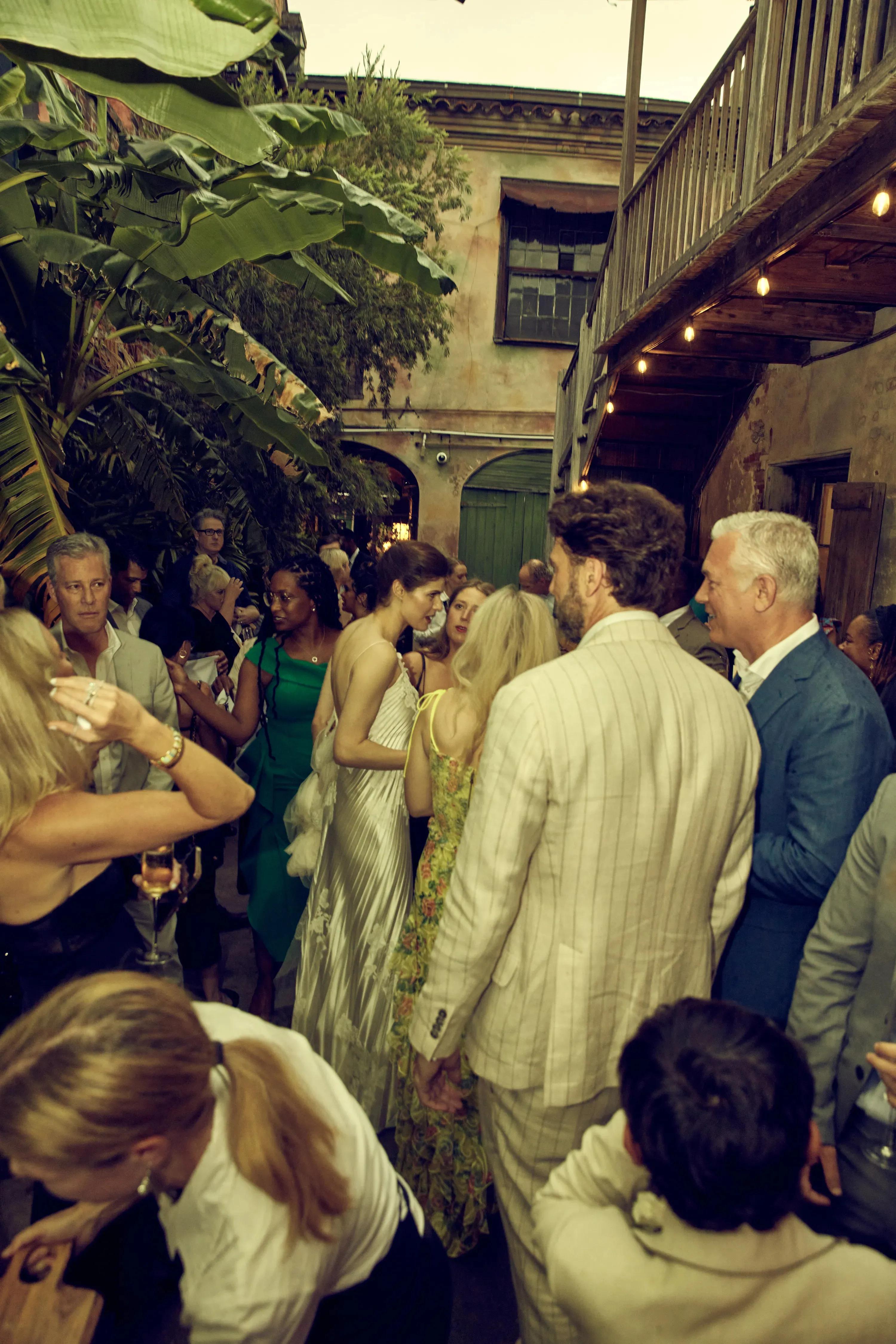 亚历珊德拉•达达里奥跟男友结婚了！俩人浪漫甜蜜婚礼照让人嫉妒