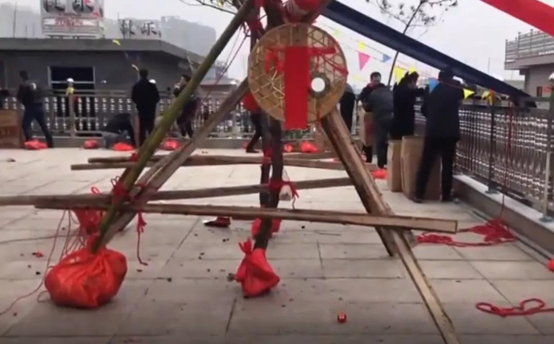 富裕浙江人特有的乔迁答谢礼仪，就是高空抛撒丰厚的礼包
