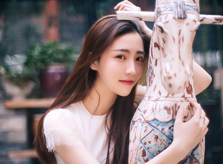 江苏卫视女主持人张纯烨，形象清新自然