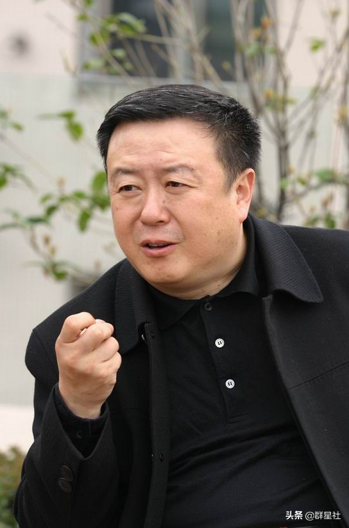 著名导演尤小刚：33岁娶田歌，二婚邬倩倩，如今现女友比他小30岁