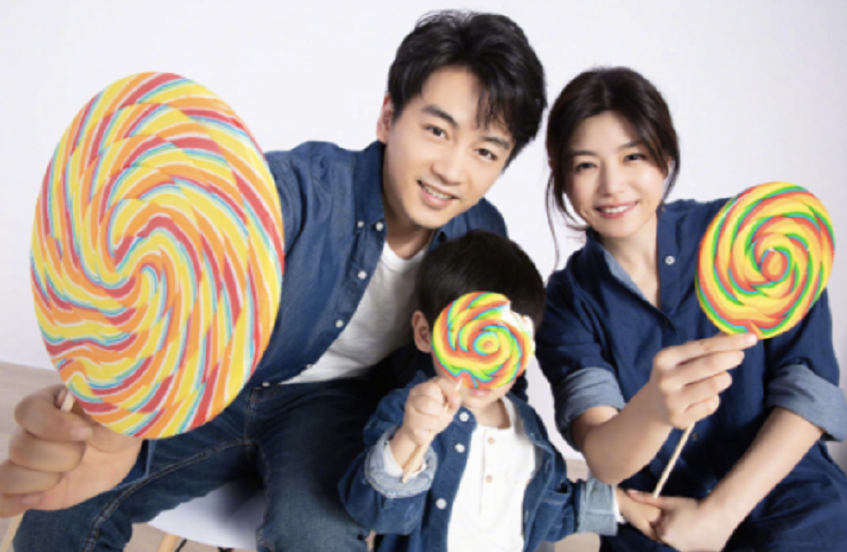 陈妍希一家三口罕同框！与陈晓依偎场面甜，儿子眉眼与爸似复制