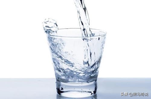 晨起第一杯水，喝水等於喝細菌？ 有害健康？ 真的是這樣嗎？