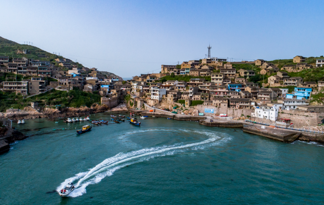 舟山市普陀区东极镇东极村先后引进"莫干书院""大乐之野"等高端民宿