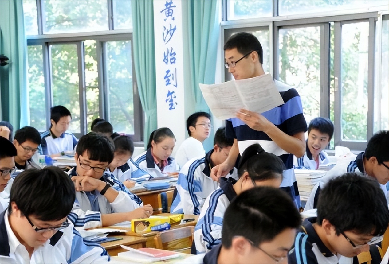 学生因名字“简单”走红，连名带姓只有2笔，同学们很是羡慕