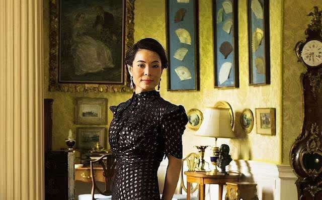 2004年天津女孩嫁外国穷小子，见家长才知对方是伯爵，住千平豪宅