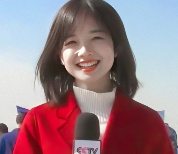 继王冰冰后，央视又有2位女记者“美出圈”了，集美貌知性于一身
