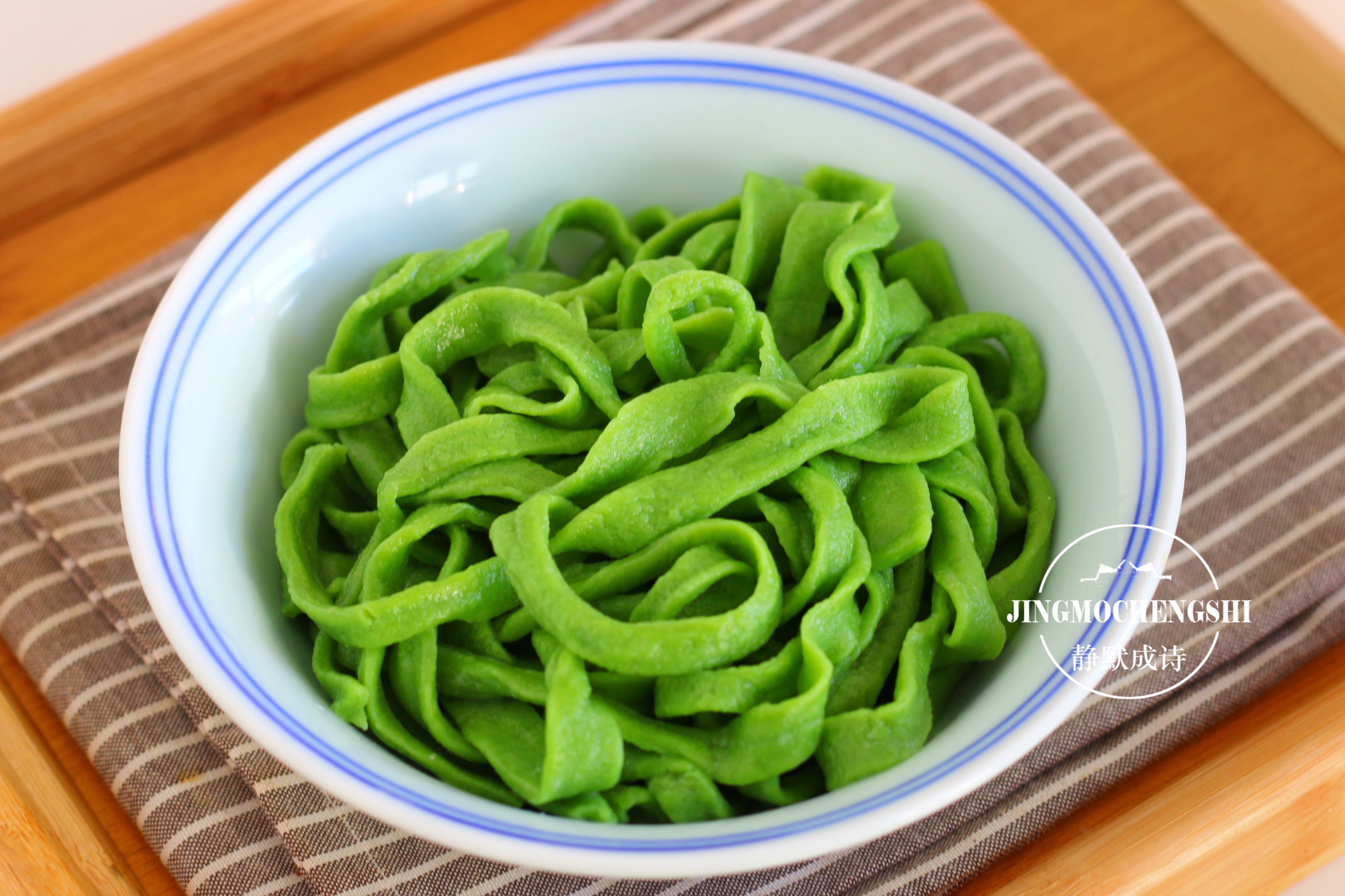 菠菜手擀面的正确做法，及固色技巧，不用加小苏打，面条照样翠绿
