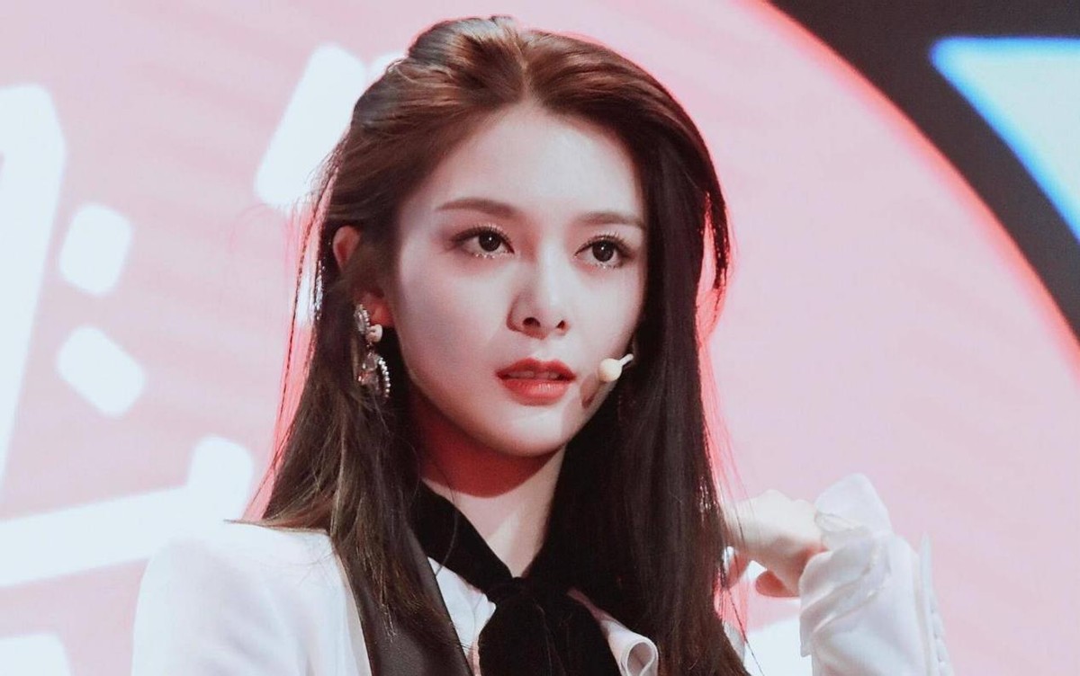 985毕业科班出身，实力不俗被称小邓紫棋，因生病变丑遭外貌羞辱