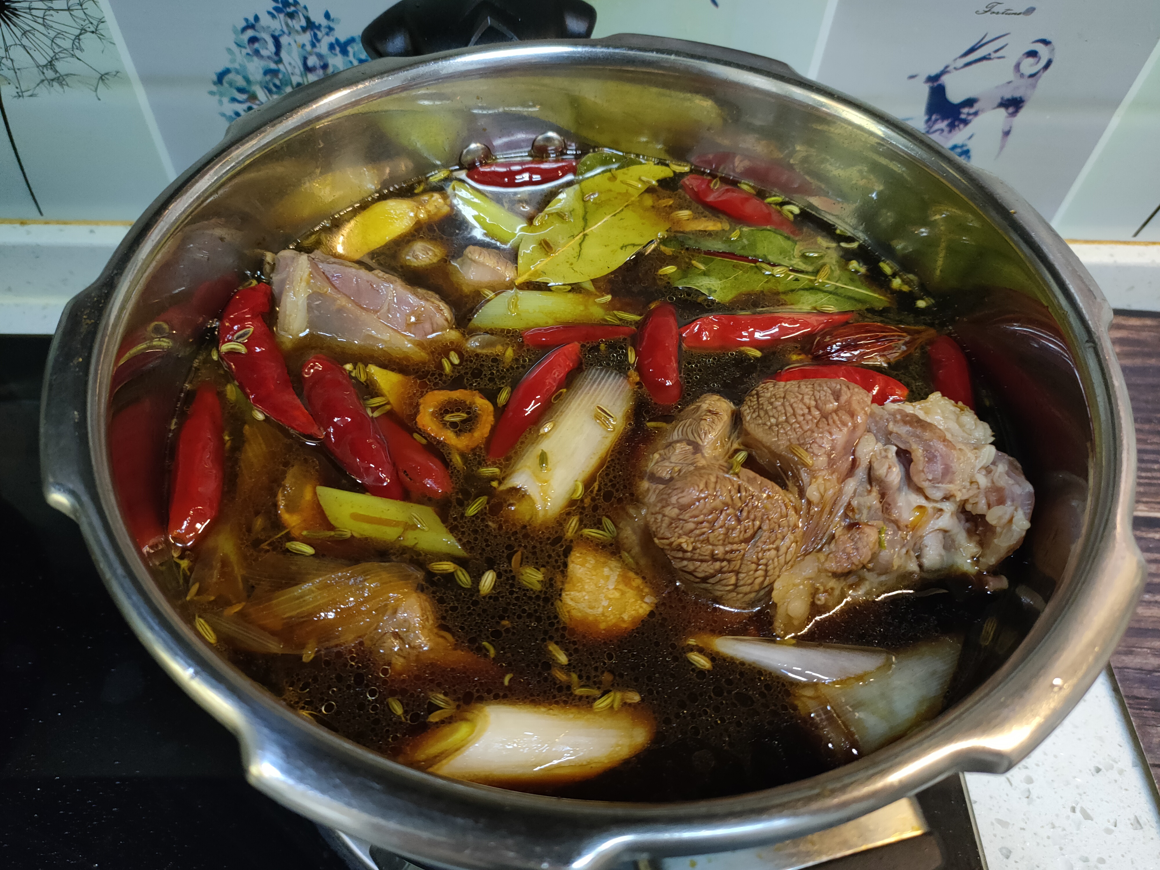 过年做酱牛肉，记住“2炒2泡”的技巧，酱香浓郁、紧实入味不散花