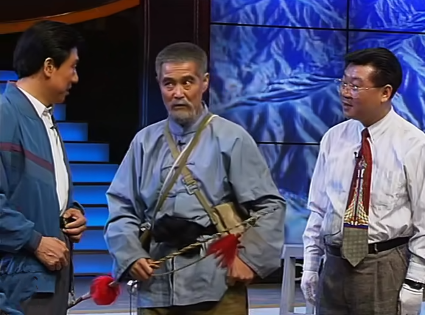 主持人抢话、演员笑场，这8届央视春晚的失误，堪称“灾难现场”