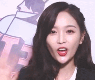 娱乐圈“假下巴”大赏，又尖又翘，一笑下巴原地起飞太吓人