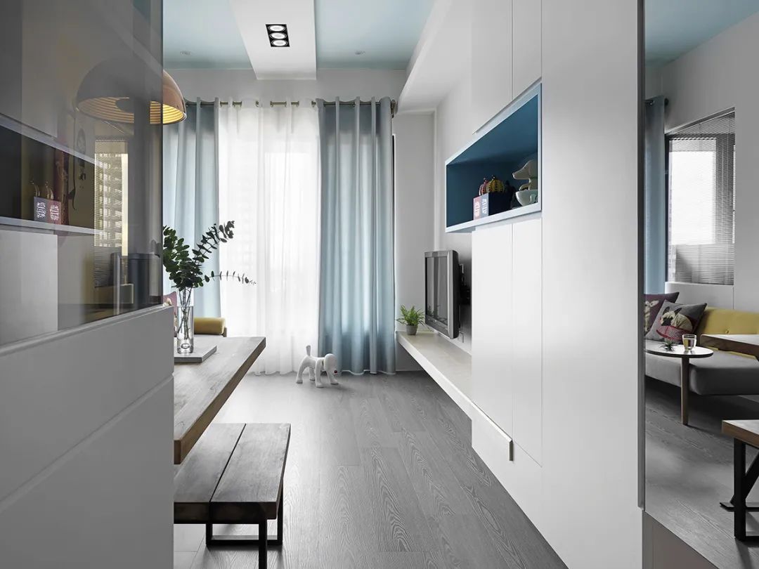 56平小户型设计，玻璃隔断加色彩运用，维系简洁且连贯的穿透视野