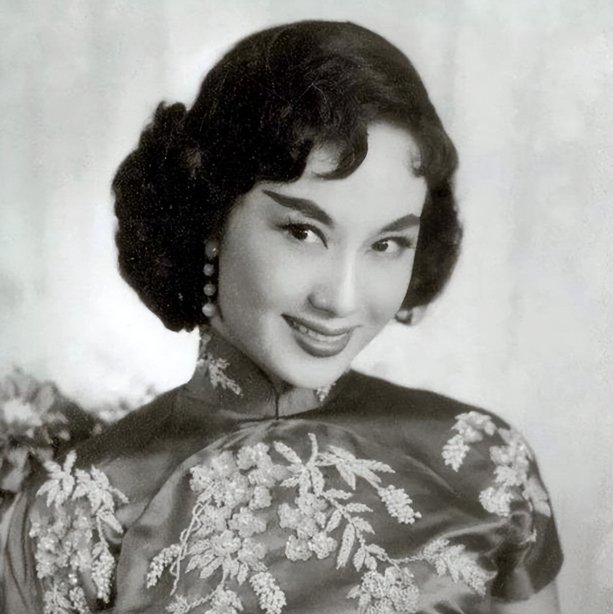 牛犇，资助百位学生，与初恋相守60年，晚年住养老院，令人泪目