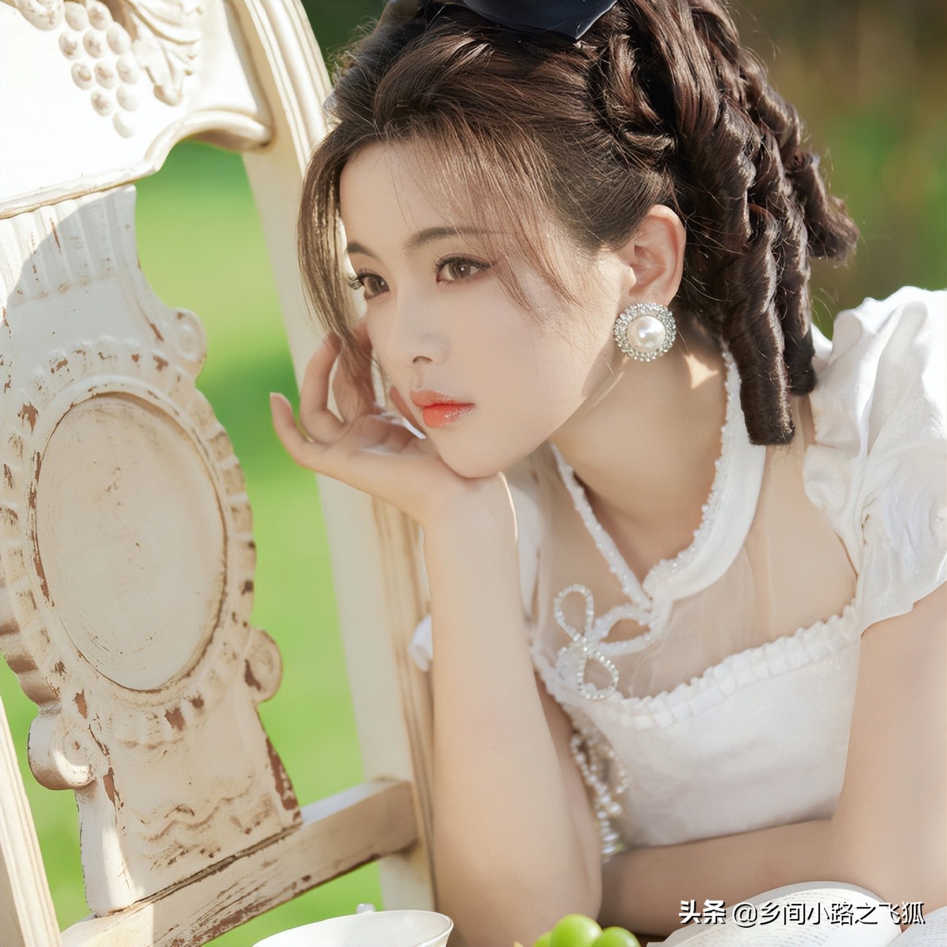 《说英雄》主演拍豪门世家大片 杨超越穿白裙宛若民国大小姐