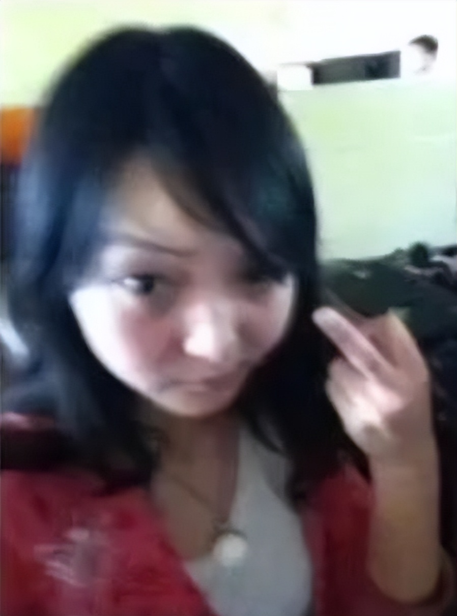 985毕业科班出身，实力不俗被称小邓紫棋，因生病变丑遭外貌羞辱