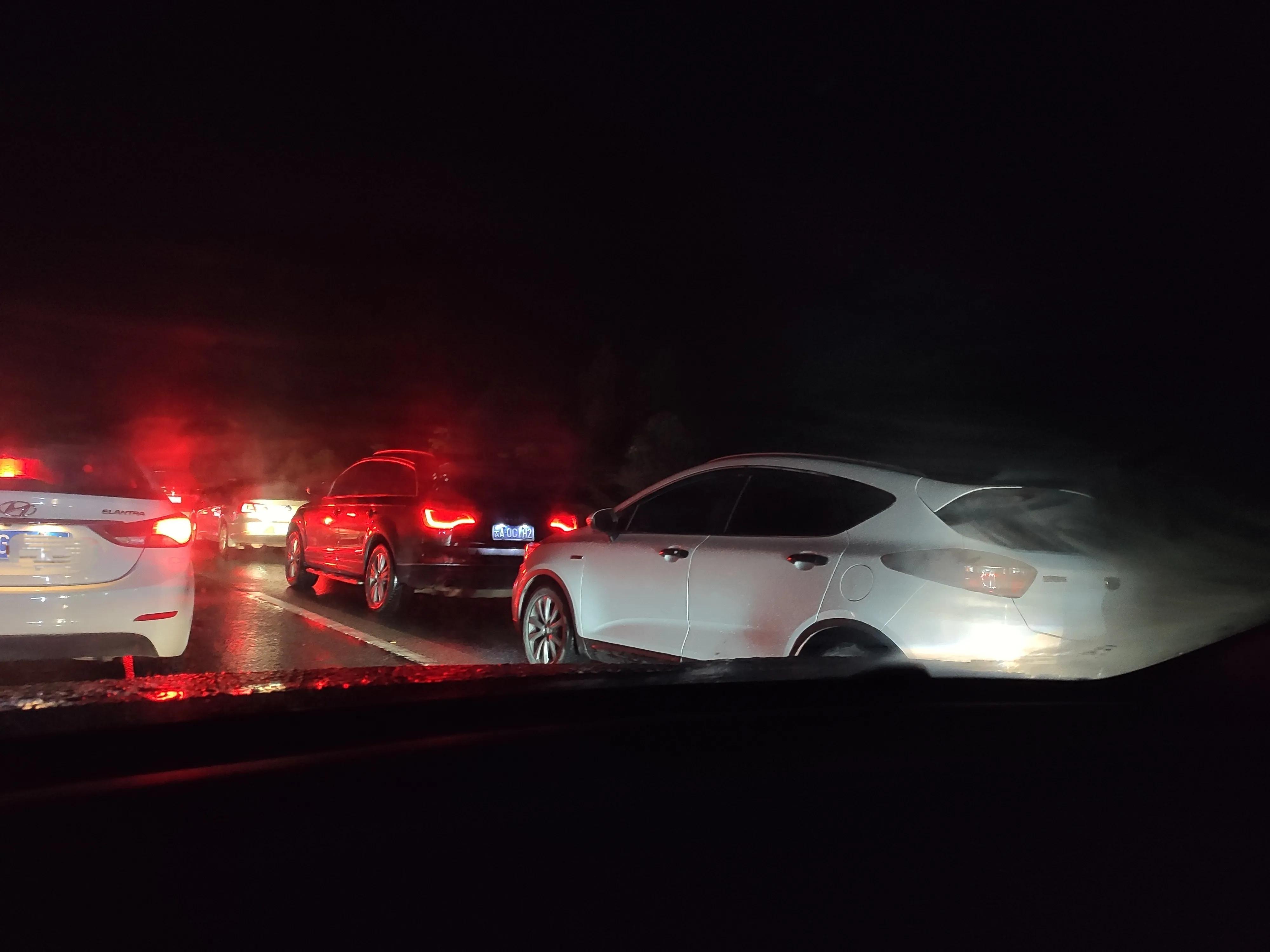 高速堵车图片(楚大高速公路,你堵起来真好看)