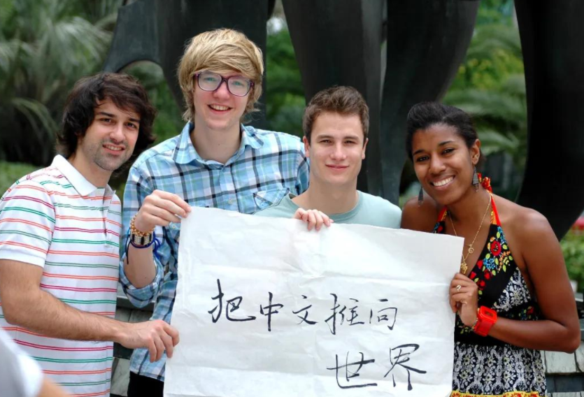 新东方转型“教外国人”，报名现场异常火爆，要不要改名叫新西方