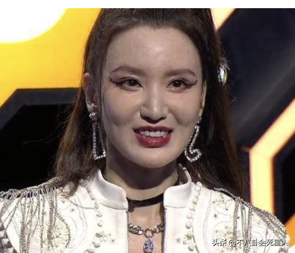 娱乐圈“假下巴”大赏，又尖又翘，一笑下巴原地起飞太吓人