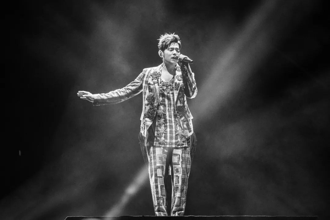 周杰伦也入局“元宇宙”？40分钟卖6200万“幻象熊”