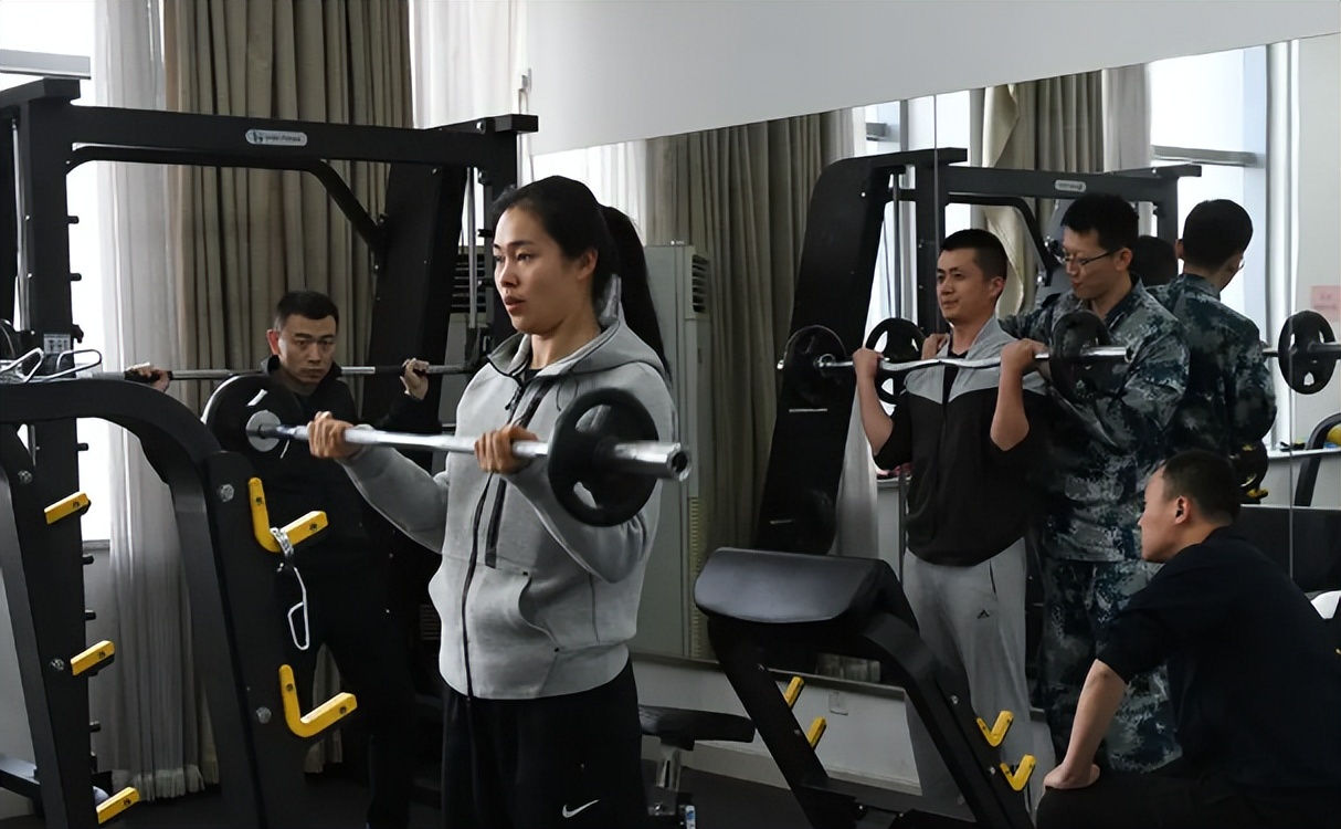 摘星星的王亚平回家，兑现和女儿的诺言，教育经历曝光让人赞叹