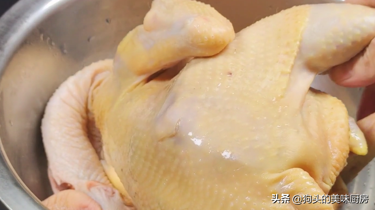 把整只鸡放到盐水中一泡，出锅皮脆肉嫩，不柴不腥，实在太厉害了