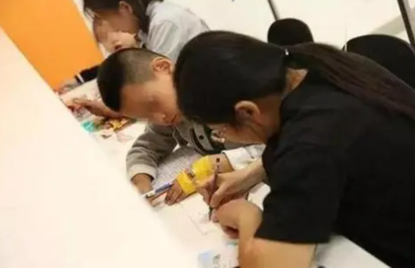 小学生罚写“爷”字走红，画风逐渐跑偏，网友调侃：像扎了丸子头