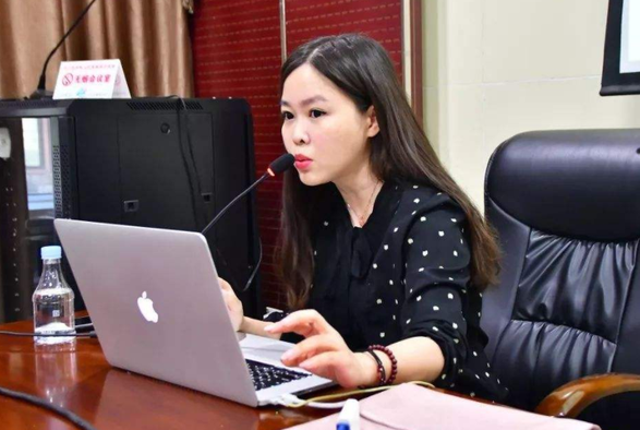 大学女老师每天衣饰不重样，打扮精致上课像走秀，获学生一致好评