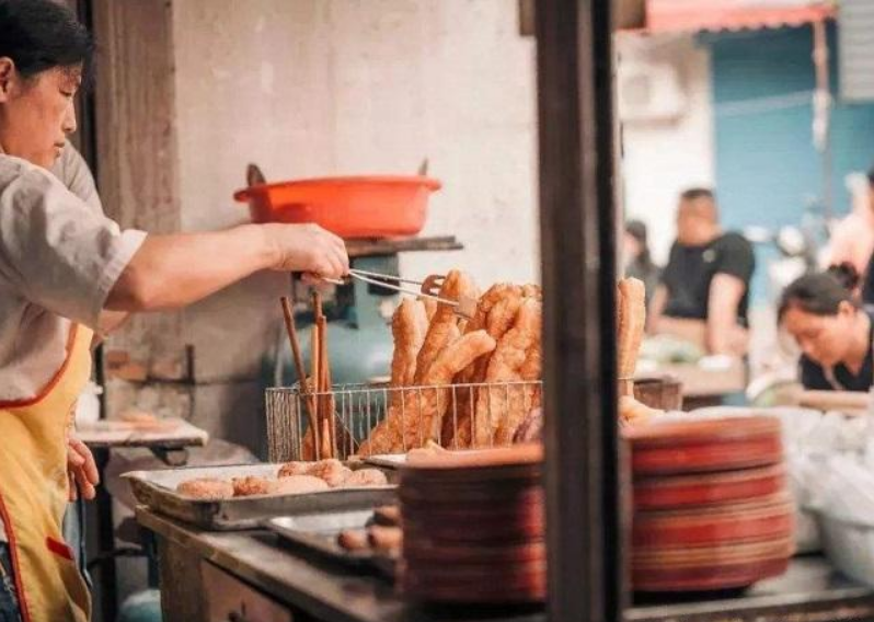 27岁美女在广州有多栋楼，每天拿着笔记本收房租，如今怎样？