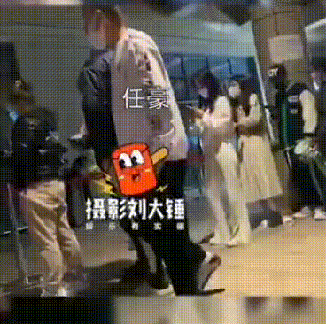任豪八字回應插隊太敷衍，腿腳利索卻稱扭傷，強行賣慘搞特殊