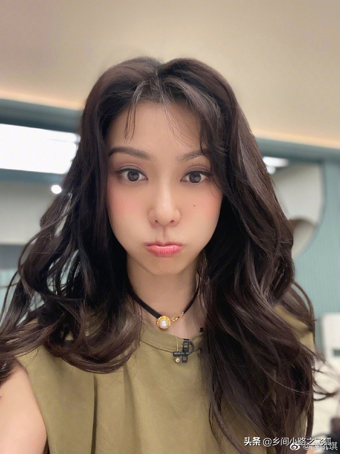 薛凯琪晒与刘恋穿同款衣服合影 发文表白为刘恋庆生