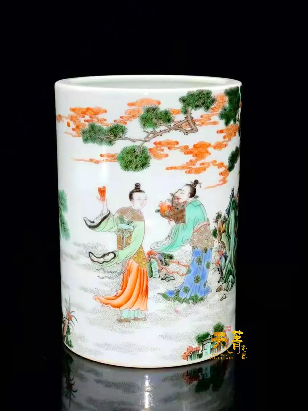 天菁瓷器江南平,官窑粉彩承高雅,精绘人物展妙趣