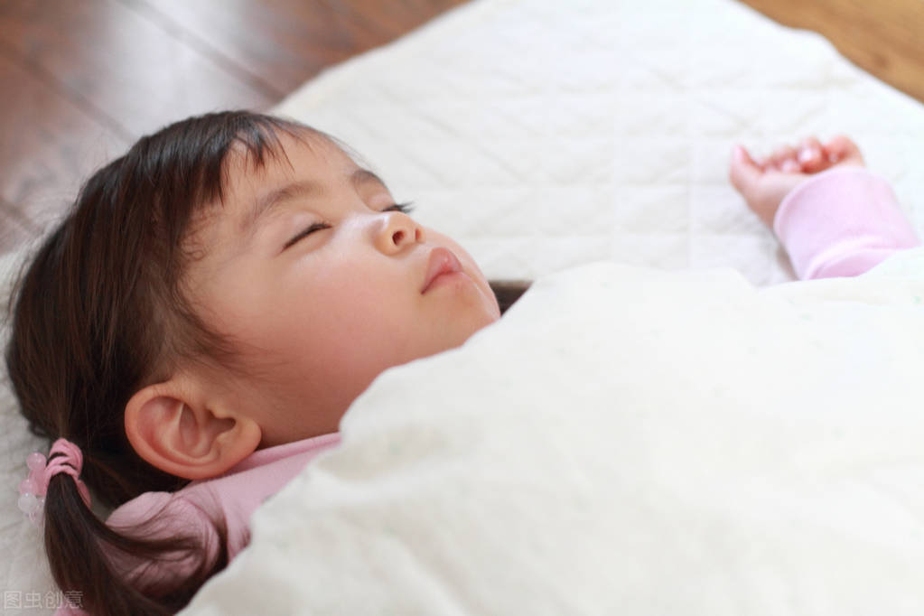 不同月龄睡眠模式不同，了解婴儿这五个睡眠转折点，培养安睡宝宝