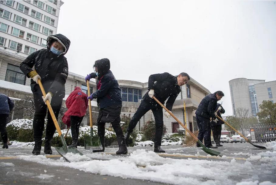 建行海安支行员工走上街头清扫积雪保安全