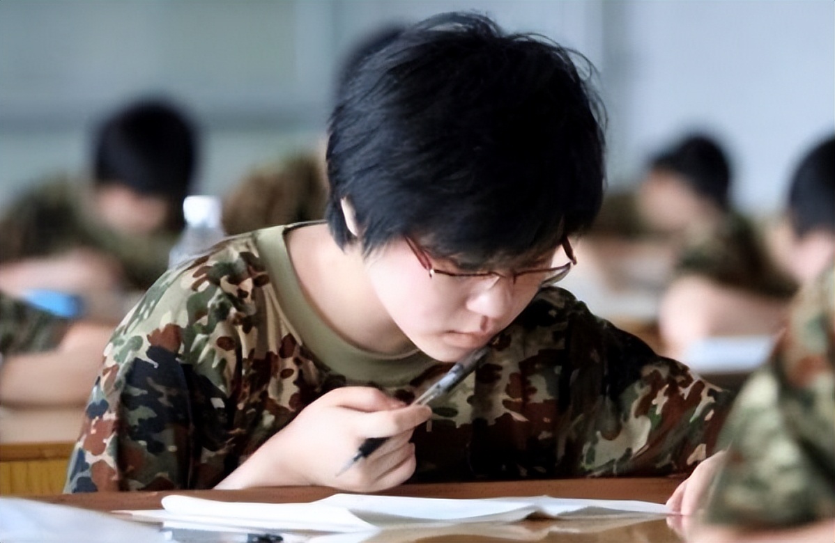 直招军官公告出炉！年薪15万起步还有带薪假期，家长也能“沾光”