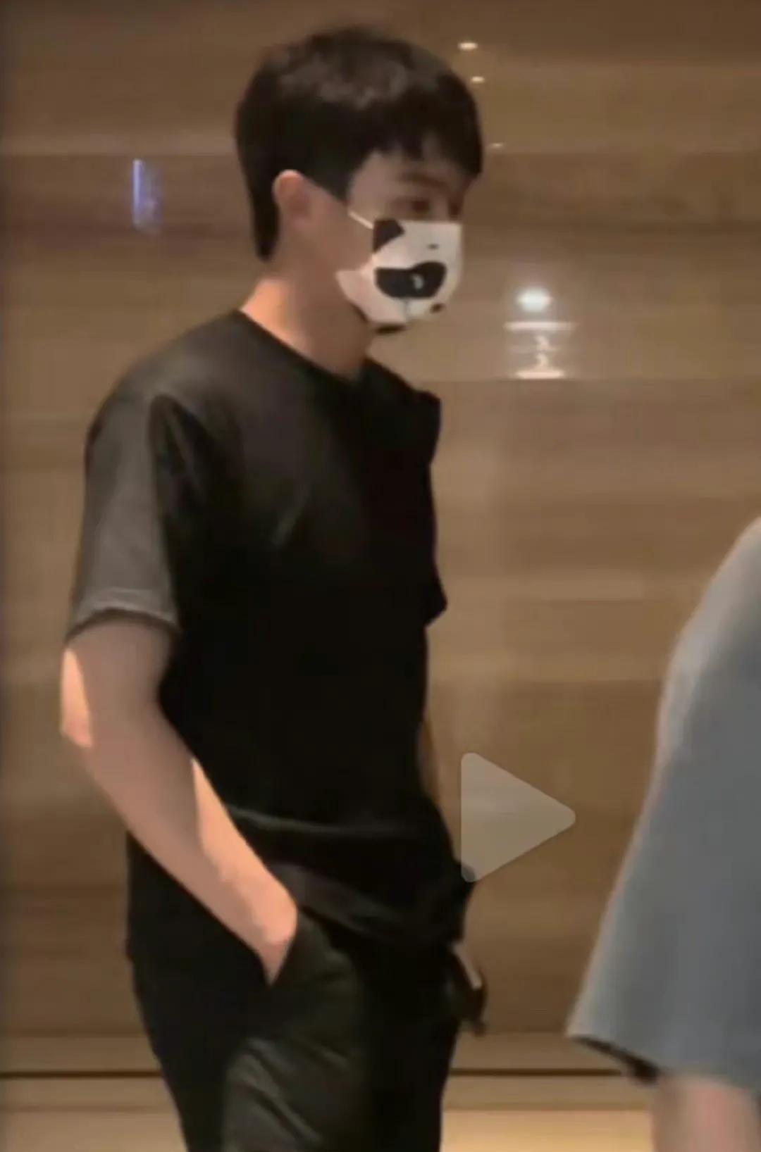 许凯录密逃下车风衣被门夹住，录完风衣也不穿了，许凯憨憨认证